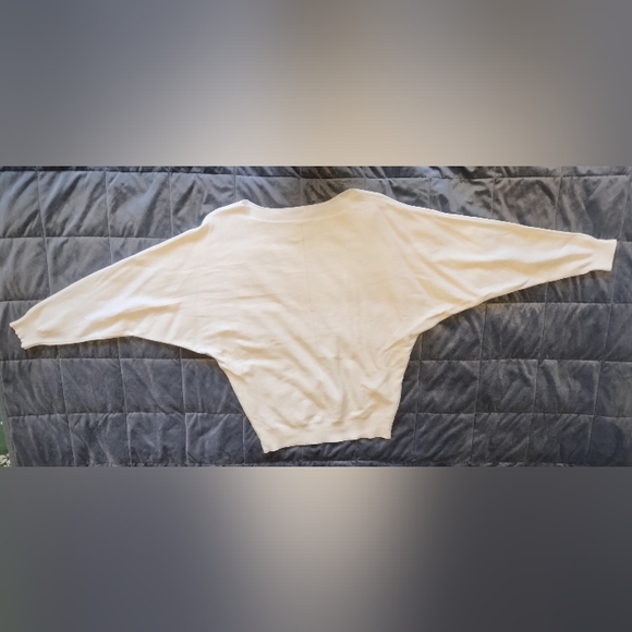 Batwing white Sweater M/L - Picture 2 of 5